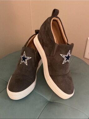 Slip-On Suede women’s wedge  Sneakers with Dallas Star Patch - Gray suede